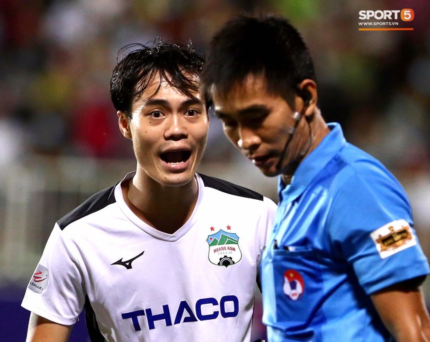 Văn Toàn phản ứng cực gắt khi cầu thủ HAGL phải nhận thẻ vàng dù ngã trong vòng cấm ở đại chiến với Hà Nội FC - Ảnh 5.