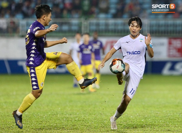 Văn Toàn phản ứng cực gắt khi cầu thủ HAGL phải nhận thẻ vàng dù ngã trong vòng cấm ở đại chiến với Hà Nội FC - Ảnh 8.