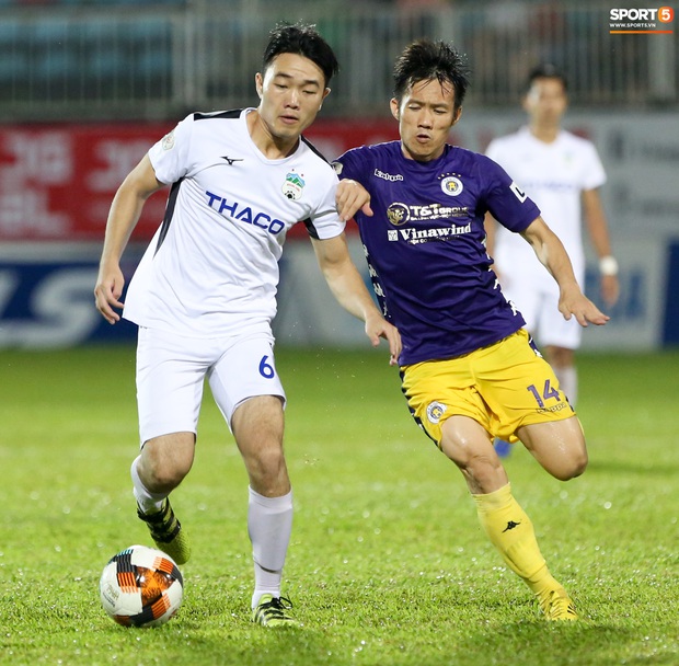 Xuân Trường ôm đầu thất vọng, khó hiểu với quyết định của trọng tài làm HAGL bất lợi - Ảnh 6.