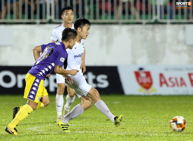 Xuân Trường ôm đầu thất vọng, khó hiểu với quyết định của trọng tài làm HAGL bất lợi - Ảnh 1.