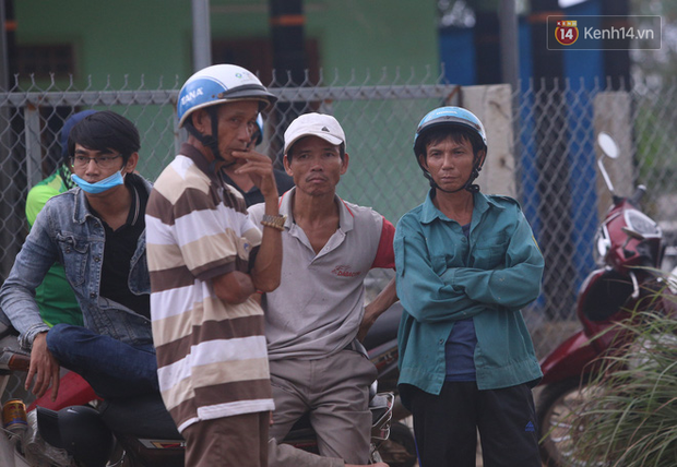 Người thân khóc nghẹn, ngóng chờ tin chồng con trước lối vào Rào Trăng 3 - Ảnh 8.