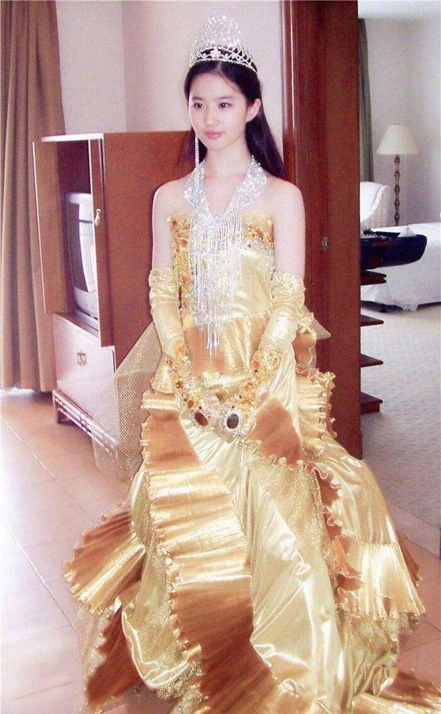 7 nữ thần Kim Ưng hot nhất lịch sử Cbiz: Lưu Diệc Phi thành huyền thoại, Nhiệt Ba gây tranh cãi, còn thảm họa gọi tên Đường Yên - Ảnh 4. 7 nữ thần Kim Ưng hot nhất lịch sử Cbiz: Lưu Diệc Phi thành huyền thoại, Nhiệt Ba gây tranh cãi, còn thảm họa gọi tên Đường Yên - Ảnh 4.