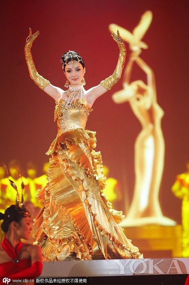 7 nữ thần Kim Ưng hot nhất lịch sử Cbiz: Lưu Diệc Phi thành huyền thoại, Nhiệt Ba gây tranh cãi, còn thảm họa gọi tên Đường Yên - Ảnh 6. 7 nữ thần Kim Ưng hot nhất lịch sử Cbiz: Lưu Diệc Phi thành huyền thoại, Nhiệt Ba gây tranh cãi, còn thảm họa gọi tên Đường Yên - Ảnh 6.