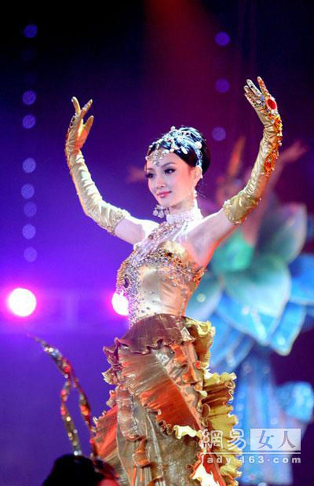 7 nữ thần Kim Ưng hot nhất lịch sử Cbiz: Lưu Diệc Phi thành huyền thoại, Nhiệt Ba gây tranh cãi, còn thảm họa gọi tên Đường Yên - Ảnh 7. 7 nữ thần Kim Ưng hot nhất lịch sử Cbiz: Lưu Diệc Phi thành huyền thoại, Nhiệt Ba gây tranh cãi, còn thảm họa gọi tên Đường Yên - Ảnh 7.