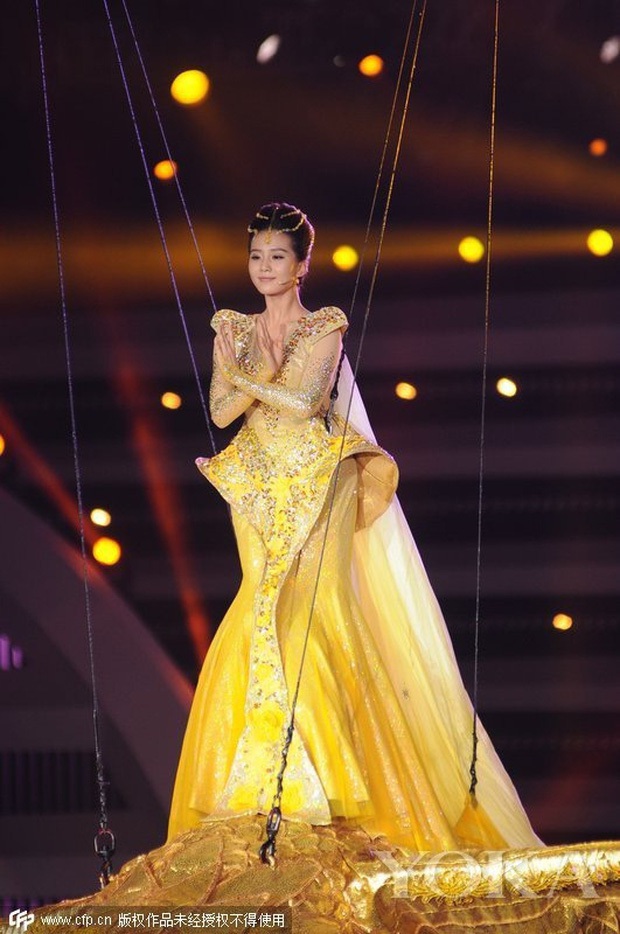 7 nữ thần Kim Ưng hot nhất lịch sử Cbiz: Lưu Diệc Phi thành huyền thoại, Nhiệt Ba gây tranh cãi, còn thảm họa gọi tên Đường Yên - Ảnh 12. 7 nữ thần Kim Ưng hot nhất lịch sử Cbiz: Lưu Diệc Phi thành huyền thoại, Nhiệt Ba gây tranh cãi, còn thảm họa gọi tên Đường Yên - Ảnh 12.