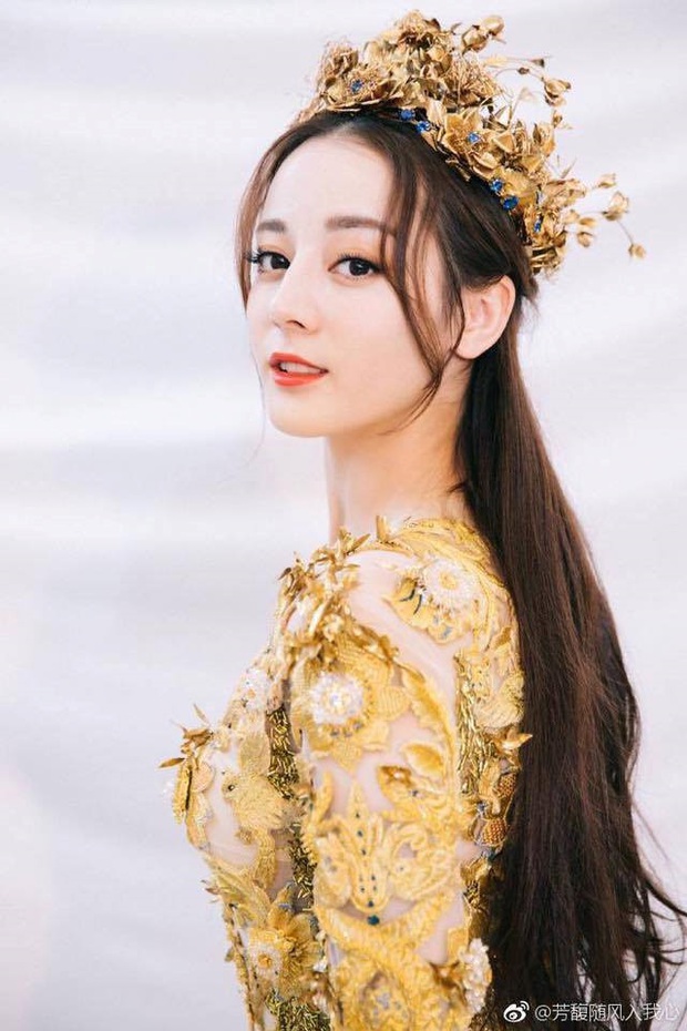 7 nữ thần Kim Ưng hot nhất lịch sử Cbiz: Lưu Diệc Phi thành huyền thoại, Nhiệt Ba gây tranh cãi, còn thảm họa gọi tên Đường Yên - Ảnh 18. 7 nữ thần Kim Ưng hot nhất lịch sử Cbiz: Lưu Diệc Phi thành huyền thoại, Nhiệt Ba gây tranh cãi, còn thảm họa gọi tên Đường Yên - Ảnh 18.
