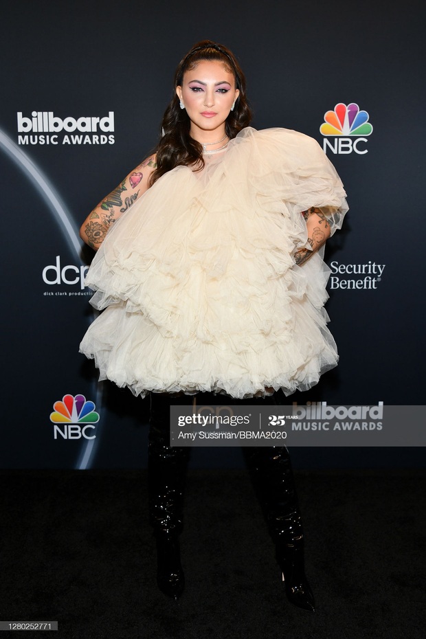 Dàn sao khủng đổ bộ Billboard Music Awards: Doja Cat “đốt mắt”, choáng nhất Sia và sao nam đi “dép lào”, Billie Eilish ra sao sau màn hở bạo? - Ảnh 12.