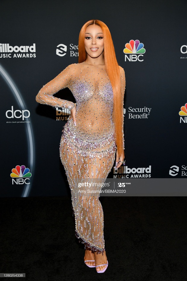 Dàn sao khủng đổ bộ Billboard Music Awards: Doja Cat “đốt mắt”, choáng nhất Sia và sao nam đi “dép lào”, Billie Eilish ra sao sau màn hở bạo? - Ảnh 5.