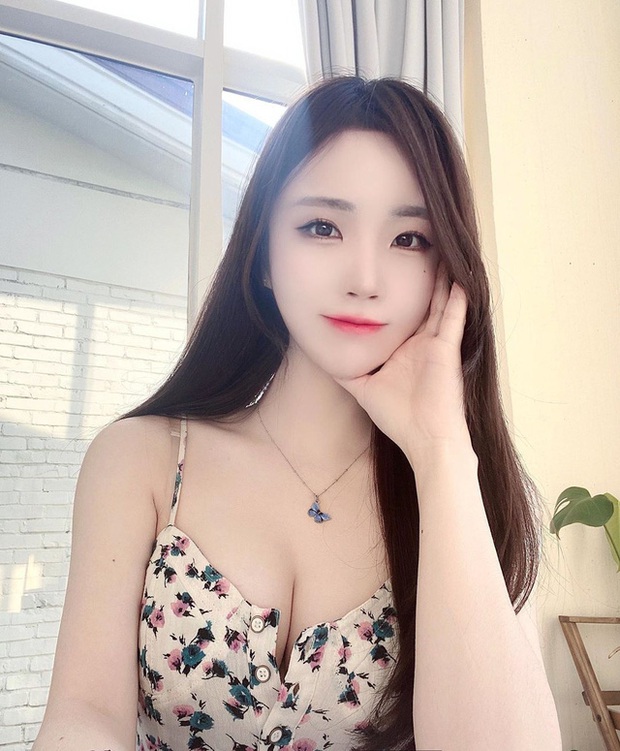 Kiếm bộn tiền nhờ làm streamer và người mẫu nội y, cô gái xinh đẹp vẫn quyết bỏ tất cả để theo đuổi giấc mơ y tá - Ảnh 2.