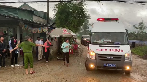 Khoảnh khắc nghẹn lòng: Người thân cố chạy theo xe cứu thương, gửi nén nhang đến chiến sĩ đã hi sinh tại Tiểu khu 67 - Ảnh 3.