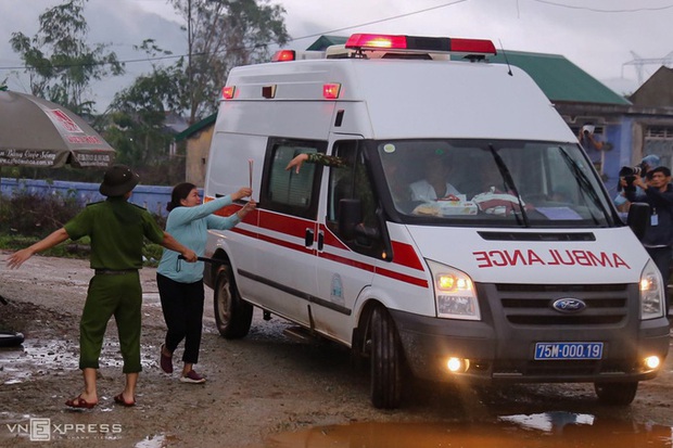 Khoảnh khắc nghẹn lòng: Người thân cố chạy theo xe cứu thương, gửi nén nhang đến chiến sĩ đã hi sinh tại Tiểu khu 67 - Ảnh 4.