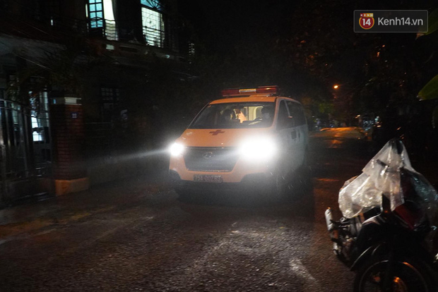 Khoảnh khắc nghẹn lòng: Người thân cố chạy theo xe cứu thương, gửi nén nhang đến chiến sĩ đã hi sinh tại Tiểu khu 67 - Ảnh 1.