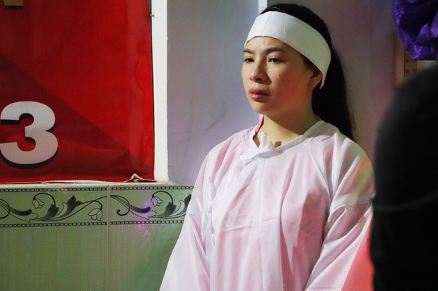 Tang lễ đẫm nước mắt của hiệp sĩ tử vong lúc truy đuổi tội phạm ở Biên Hòa: Vợ mang song thai thẫn thờ bên linh cữu chồng - Ảnh 2.