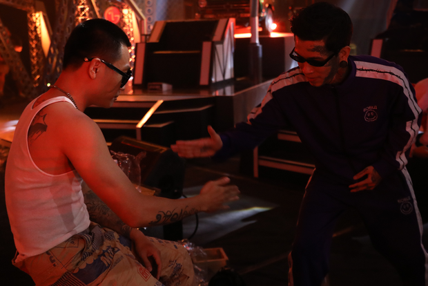 Bộ sưu tập hình xăm của dàn HLV Rap Việt: Wowy, Binz hầm hố, Suboi đầy quyến rũ nhưng Karik mới gây bất ngờ - Ảnh 4. Bộ sưu tập hình xăm của dàn HLV Rap Việt: Wowy, Binz hầm hố, Suboi đầy quyến rũ nhưng Karik mới gây bất ngờ Bộ sưu tập hình xăm của dàn HLV Rap Việt: Wowy, Binz hầm hố, Suboi đầy quyến rũ nhưng Karik mới gây bất ngờ - Ảnh 4. Bộ sưu tập hình xăm của dàn HLV Rap Việt: Wowy, Binz hầm hố, Suboi đầy quyến rũ nhưng Karik mới gây bất ngờ