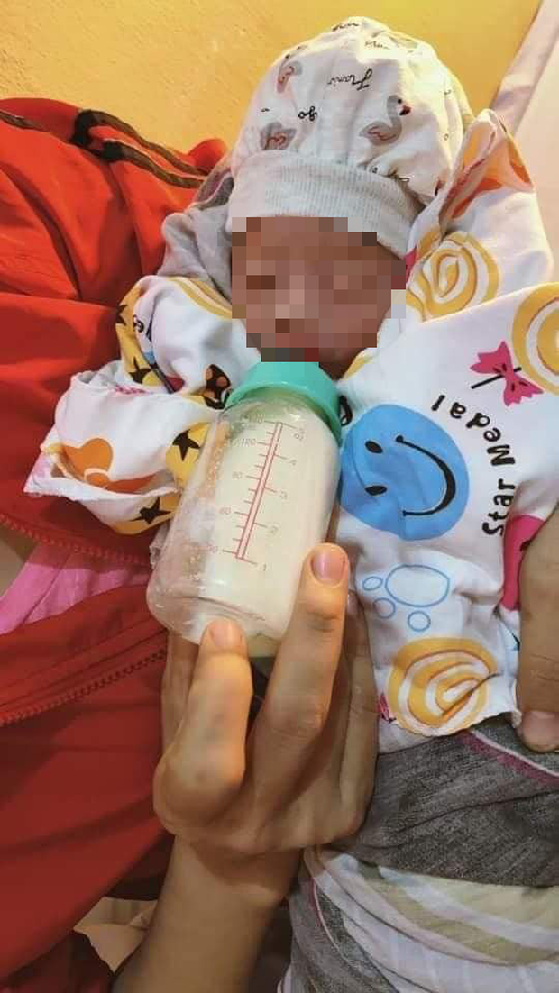 Hà Nội: Phát hiện bé trai sơ sinh còn nguyên dây rốn bị bỏ rơi giữa trời mưa - Ảnh 1.