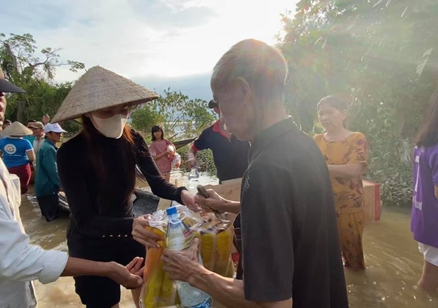 Thuỷ Tiên xuất quỹ hơn 50 triệu đồng xây nhà tình thương cho cụ bà bị ảnh hưởng giữa vùng lũ miền Trung - Ảnh 5.