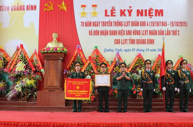 Người dân xót thương vị tướng hy sinh giữa thời bình - Ảnh 4. Người dân xót thương vị tướng hy sinh giữa thời bình - Ảnh 4.