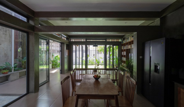 Bước vào ngôi nhà trong ngõ rộng 3m được phủ xanh bằng cây cối, ai cũng thích thú với chiếc cầu thang cực hợp sống ảo - Ảnh 9.