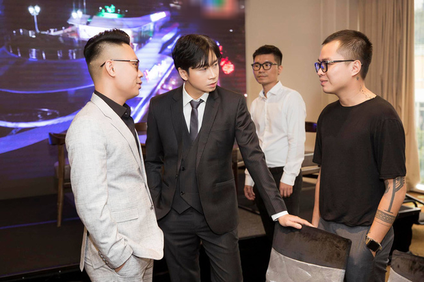 Karik diện vest đen, tóc vuốt bảnh bao lại khoe góc nghiêng cực đỉnh: Từ hôm nay, hãy gọi anh là tổng tài! - Ảnh 4. Karik diện vest đen, tóc vuốt bảnh bao lại khoe góc nghiêng cực đỉnh: Từ hôm nay, hãy gọi anh là tổng tài! - Ảnh 4.