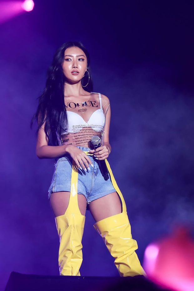 No.1 Naver hôm nay: Em út sexy nhất Kpop Hwasa khiến fan tá hỏa tưởng... không mặc áo, lấn át Lee Hyori và dàn đàn chị bốc lửa - Ảnh 6.