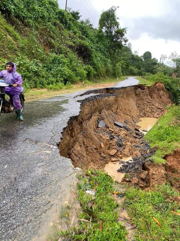 Nóng: Sạt lở vùi lấp căn nhà có 6 người, đưa được 2 người ra ngoài nhưng đã tử vong - Ảnh 1.