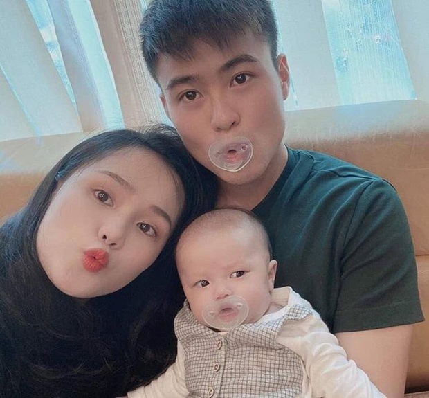 Duy Mạnh hóa em bé hài hước, check-in cùng... ti giả của con trai  - Ảnh 1.