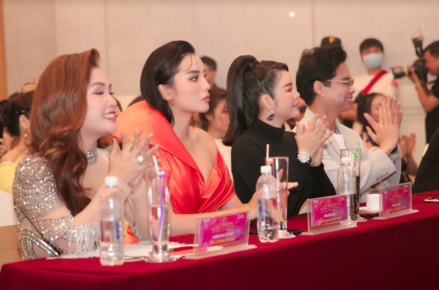 Kỳ Duyên hiếm khi đọ sắc cùng Lý Nhã Kỳ tại sự kiện: Như người khổng lồ bên đàn chị, chân dài tới nách là có thật! - Ảnh 3. Kỳ Duyên hiếm khi đọ sắc cùng Lý Nhã Kỳ tại sự kiện: Như người khổng lồ bên đàn chị, chân dài tới nách là có thật! - Ảnh 3.