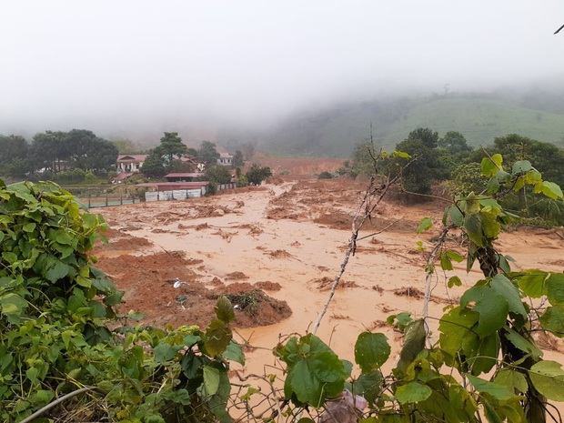 Vụ sạt lở đất vùi lấp nhiều cán bộ, chiến sĩ ở Quảng Trị: 5 người được giải cứu - Ảnh 2.