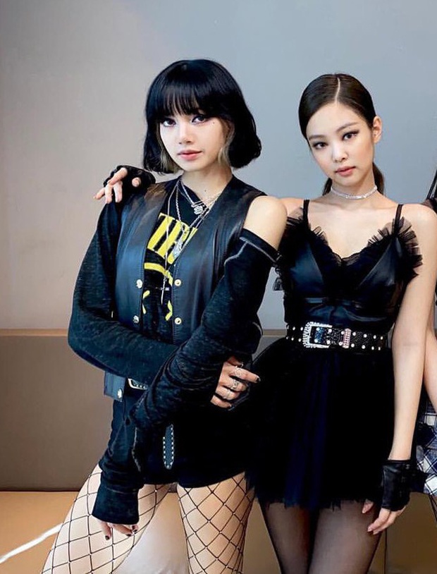 Visual đỉnh như Lisa: Uốn tóc “bà thím”, makeup đậm sắc vẫn không “dừ” mà chỉ khiến vạn người mê  - Ảnh 2.