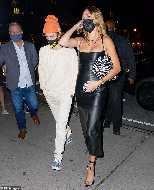 Justin Bieber và Hailey đối lập tại party hậu SNL: Vợ lồng lộn bức tử vòng 1, chồng lôi thôi theo sau và giữ khư khư bà xã - Ảnh 2.