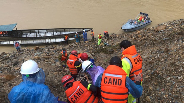 Vượt lũ đến hiện trường công nhân mất tích ở thủy điện Rào Trăng 3  - Ảnh 1.