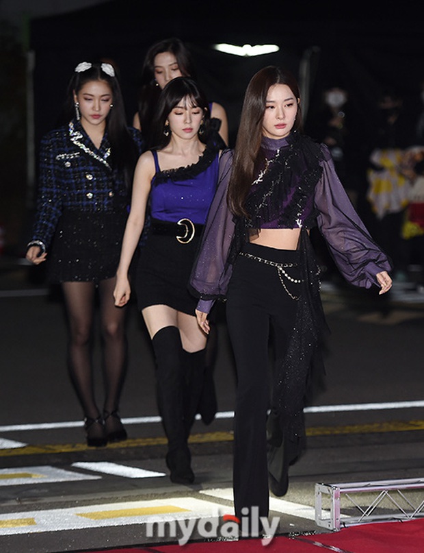 Thảm đỏ hot nhất xứ Hàn hôm nay: Tiffany (SNSD) chặt chém với đôi chân cực phẩm, Joy (Red Velvet) đẹp lấn át cả nữ thần Irene - Ảnh 6. Thảm đỏ hot nhất xứ Hàn hôm nay: Tiffany (SNSD) chặt chém với đôi chân cực phẩm, Joy (Red Velvet) đẹp lấn át cả nữ thần Irene - Ảnh 6.
