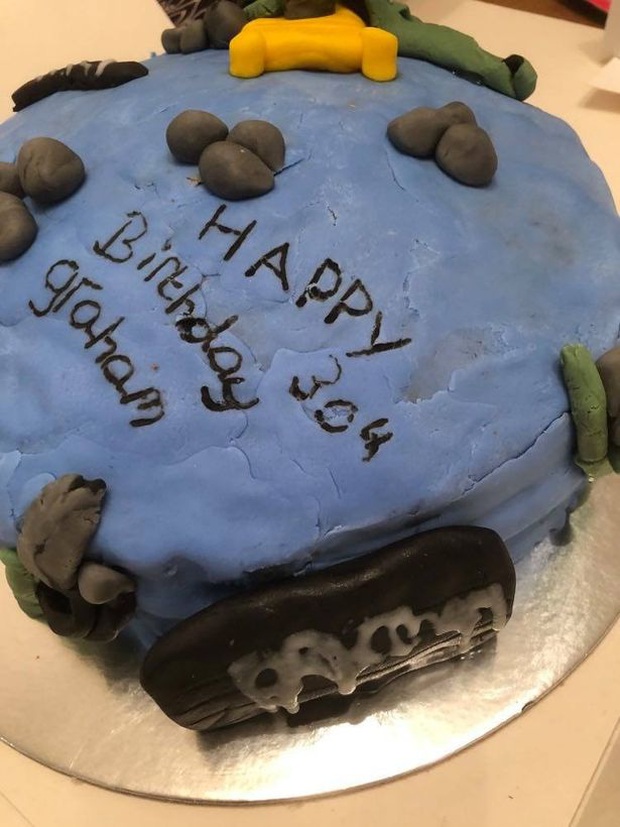 Chi gần 1,5 triệu đồng đặt bánh sinh nhật cho anh trai, người phụ nữ rơi vào trầm cảm vì nhận được hàng trông như mớ đất nặn chồng lên nhau  - Ảnh 1.