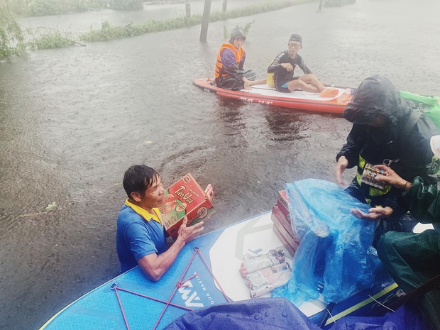 Biệt đội cano 0 đồng và những câu chuyện xúc động trên đường cứu trợ: Cả Quảng Bình trắng đêm giữa mưa lạnh, ước gì có thêm 100 chiếc cano - Ảnh 5.