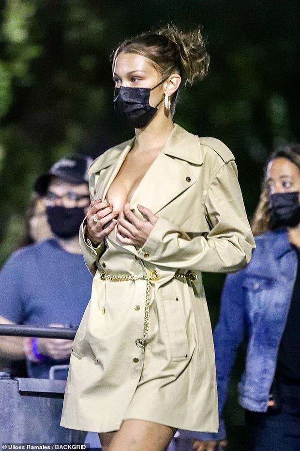 Vòng 1 trồi sụt khó hiểu của Bella Hadid: Trước bị chê chảy xệ lép kẹp, đến nay o ép căng tròn như muốn nổ tung - Ảnh 3. Vòng 1 trồi sụt khó hiểu của Bella Hadid: Trước bị chê chảy xệ lép kẹp, đến nay o ép căng tròn như muốn nổ tung - Ảnh 3.