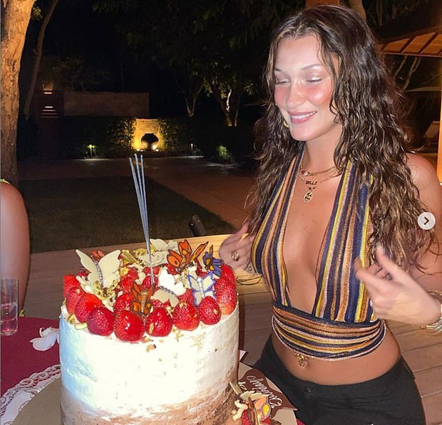 Vòng 1 trồi sụt khó hiểu của Bella Hadid: Trước bị chê chảy xệ lép kẹp, đến nay o ép căng tròn như muốn nổ tung - Ảnh 5. Vòng 1 trồi sụt khó hiểu của Bella Hadid: Trước bị chê chảy xệ lép kẹp, đến nay o ép căng tròn như muốn nổ tung - Ảnh 5.