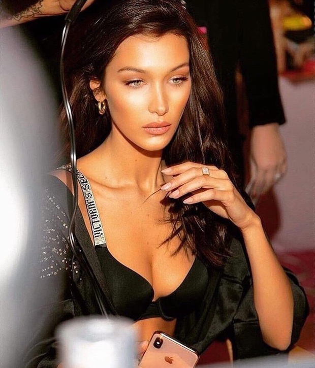 Vòng 1 trồi sụt khó hiểu của Bella Hadid: Trước bị chê chảy xệ lép kẹp, đến nay o ép căng tròn như muốn nổ tung - Ảnh 8. Vòng 1 trồi sụt khó hiểu của Bella Hadid: Trước bị chê chảy xệ lép kẹp, đến nay o ép căng tròn như muốn nổ tung - Ảnh 8.