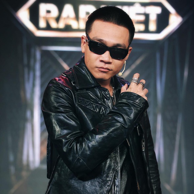 Wowy khoe ảnh khác biệt giữa đời thực và trên sân khấu: Mặc ba lỗ dán miếng hạ sốt nhưng lên hình vẫn phải tạo nét - Ảnh 3.