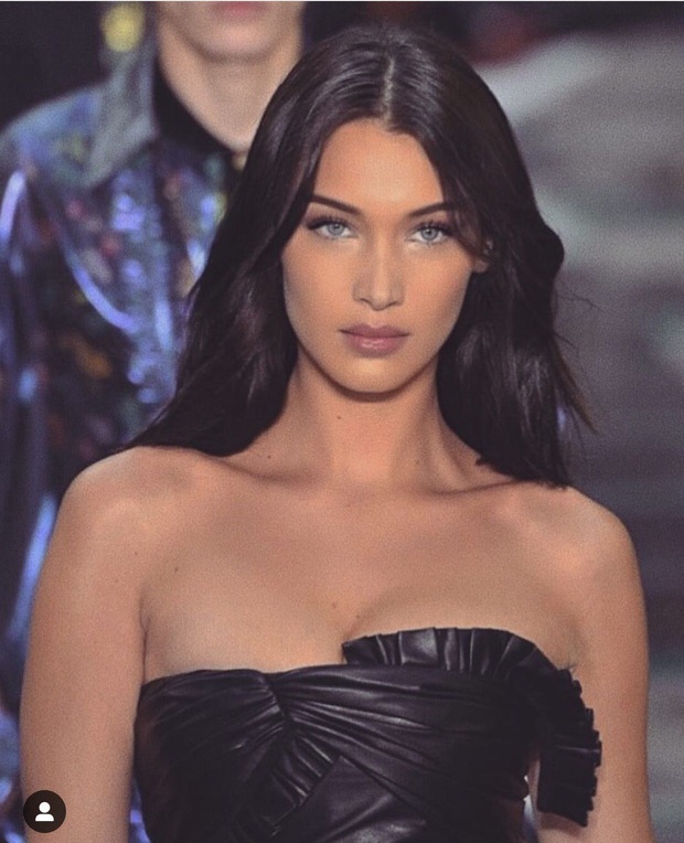Vòng 1 trồi sụt khó hiểu của Bella Hadid: Trước bị chê chảy xệ lép kẹp, đến nay o ép căng tròn như muốn nổ tung - Ảnh 9. Vòng 1 trồi sụt khó hiểu của Bella Hadid: Trước bị chê chảy xệ lép kẹp, đến nay o ép căng tròn như muốn nổ tung - Ảnh 9.