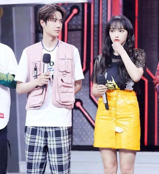 Thờ ơ với tất cả các cô gái xinh đẹp, Vương Nhất Bác khiến Cnet ngạc nhiên vì thái độ khác hẳn với Triệu Lệ Dĩnh - Ảnh 2. Thờ ơ với tất cả các cô gái xinh đẹp, Vương Nhất Bác khiến Cnet ngạc nhiên vì thái độ khác hẳn với Triệu Lệ Dĩnh - Ảnh 2.