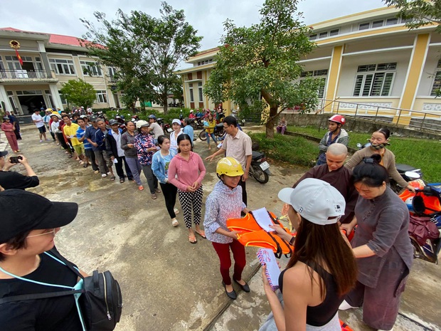 Nhiều nghệ sĩ Vbiz đồng lòng đến với miền Trung ruột thịt: Vợ chồng Lương Thế Thành, Lý Hải đến từng vùng, Hoà Minzy mang hàng trăm áo phao - Ảnh 4.