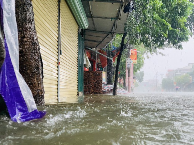 Mưa trắng trời, TP Hà Tĩnh chìm trong ngập lụt lịch sử chưa từng có - Ảnh 12.
