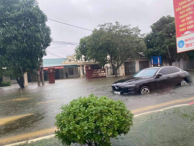 Mưa trắng trời, TP Hà Tĩnh chìm trong ngập lụt lịch sử chưa từng có - Ảnh 17.