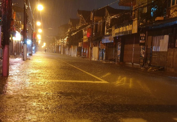 Mưa như trút nước trong đêm, TP Hà Tĩnh ngập sâu, vắng lặng - Ảnh 3.