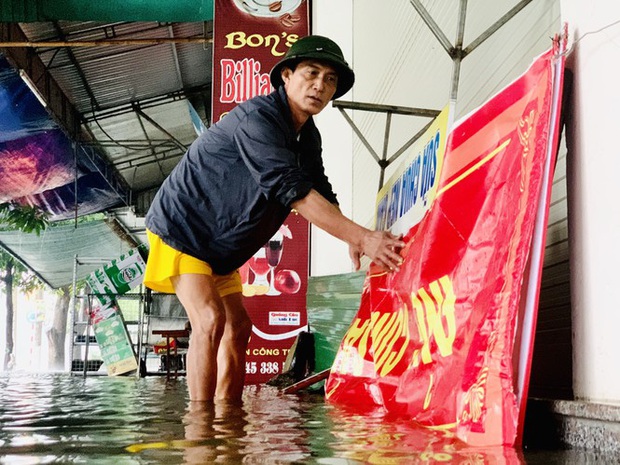 Mưa trắng trời, TP Hà Tĩnh chìm trong ngập lụt lịch sử chưa từng có - Ảnh 4.