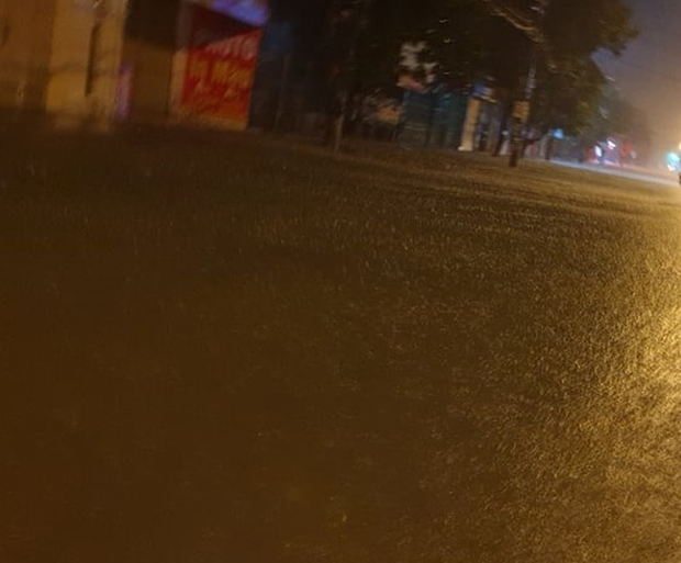 Mưa như trút nước trong đêm, TP Hà Tĩnh ngập sâu, vắng lặng - Ảnh 5.