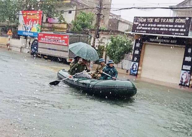 Mưa trắng trời, TP Hà Tĩnh chìm trong ngập lụt lịch sử chưa từng có - Ảnh 6.