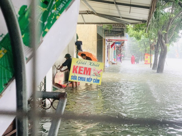 Mưa trắng trời, TP Hà Tĩnh chìm trong ngập lụt lịch sử chưa từng có - Ảnh 7.