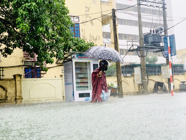 Mưa trắng trời, TP Hà Tĩnh chìm trong ngập lụt lịch sử chưa từng có - Ảnh 8.