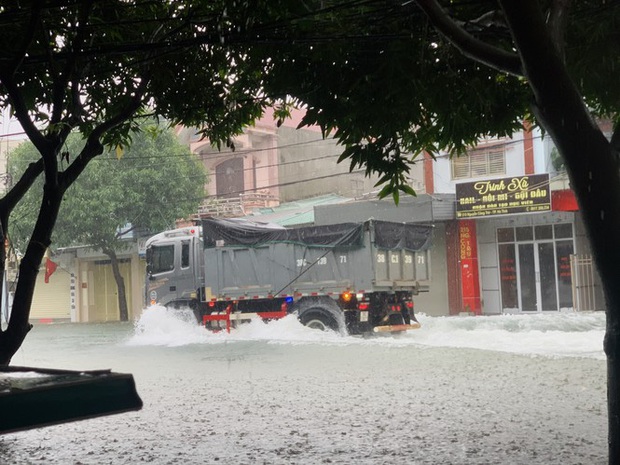 Mưa trắng trời, TP Hà Tĩnh chìm trong ngập lụt lịch sử chưa từng có - Ảnh 9.